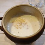 カフェ アシンメトリー - クリーミーな冷製ポテトスープ