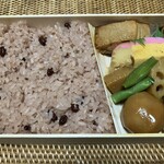 日本橋 弁松総本店 日本橋三越店 - 胡麻塩待ちの赤飯弁当！大満足な逸品です。