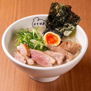 Only at a duck specialty restaurant! Enjoy the lunch-only "Kamo Paitan Ramen"