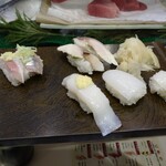 Tachiguizushi Sushitsune - 光物ニ貫（いわし、あじ）、いか三貫、しめ鯖