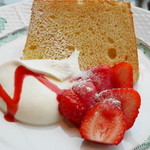 表参道うかい亭 - イチゴのシフォンケーキ