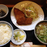 和食処 丸文 - 鶏つくね汁＋魚フライ