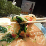 いずみ家 - 卓上調味料を投入し啜る