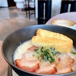 The Jones Cafe Bar - もち米のおかゆ・ローストポーク・ピータン・ベジタブルピクルス・中華揚げパン