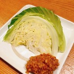 Yakiton Sakaba Akihabara Torahachi - 煮キャベツみそ