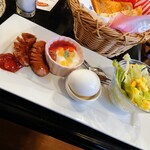CAFE REST MOKUBA - 追加モーニングセットは、トースト✕2、ゆで卵、ソーセージ✕2本、サラダ、ヨーグルトが付いている