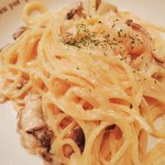 bistro D - カルボナーラ。こちらのお店のパスタは何を食べても美味しいんだよね。
      毎回行く度に違う種類のパスタをいただいてるけど、はずれなし。