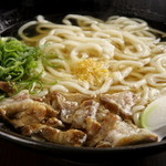 Shakariki Shimizu - 大阪の新名物かすうどん！ホルモンを油で揚げて旨みを凝縮した【油かす】が入っています。