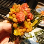 焼肉 フトロ - 海苔に贅沢に巻いていただきます