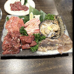 Yakiniku Tsukasaen - これっ5.６人用の舟盛りじゃないですからね！　バリューＢです！byまみこまみこ