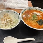 Hidakaya - ピリ辛とんこつネギラーメン　※ネギは別盛りなんですね。まさにピリ辛で、辛いものが得意ではない自分でも問題なくいただける辛さです。辛いのが好きな方は豆板醤をトッピングすると良いかと。