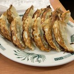 Hidakaya - 焼き餃子×2  ※定番の焼き餃子です。肉汁ジューシー系ではなく、ある意味スゴイ美味しい餃子という訳ではないですが、皮はパリパリ、具はしっとり。旨いですが毎日食べても飽きない絶妙な餃子です。