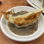 Hidakaya - 最初はコショウ×酢でいただきます。途中から醤油を追加して味変するのが自己流です。