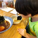 らーめん森や。 - 子供のはるゆたかちびらーめんをガツガツ食べる我が子