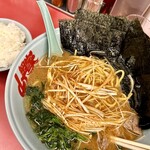 ラーメン山岡家 - ピリ辛ネギ醤油ラーメンと小ライス