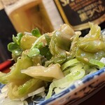 大元 - 今日のザーサイにはちゃんとゴマが載っていて、カイワレの風味もバッチリ活きていた。特別料金のカイワレトッピングと言うのがあってもよいと思う