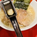 らーめん にんにくや - らーめんはにんにくを入れて完成する。ニンニククラッシャーでにんにく入れ放題！