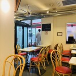 Sakura Kafe Jimbouchou - 店内。テラス席が外に有ります。