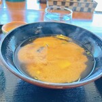 Oshan Shokudou - 魚がウリのお店らしく
                      お味噌汁は、殿様サイズです