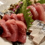 Yashago - マグロ、鯖、初鰹、つぶ貝を単品で盛り合わせ
                        鮮度と脂のノリが〜素晴らしい！