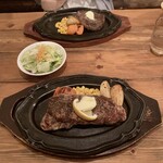 バンガイズ - サーロインステーキ 3380円
奥 キングステーキ(シャトーブリアン) 3980円