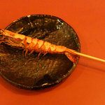 ヤットルゾー五條 - サービス品のエビ串です。塩焼きで美味しい♪