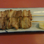 ヤットルゾー五條 - 三元豚串焼2本(480円)