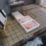 店前にカニが置いてあります（笑）