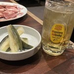 焼肉食道 大勝 - ハイボール　お代わりにぬか漬けの水茄子
