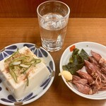 佐野屋 - 日本酒『八海山 本醸造酒)』(250円)、冷やっこ(100円)、ボイルほたるいか(150円)。