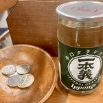 Sanoya - 店頭の冷蔵庫からセルフで取り出してキャッシュオンで支払う。『一本義』(300円)。支払いやお釣りはこの木皿経由で受け渡す。
