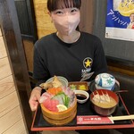 夢向船 - んっ 戻って来られたんだ
            お店の看板娘 ほのかちゃんです