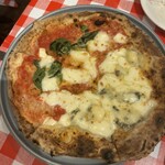 豊洲ピッツァバル GIRASOLE - マルゲリータとクワトロですよ！もちもち系ピザ