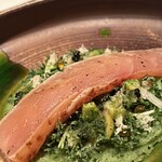 ルカンケ - サスティナブル　イクラ、キャビア、西洋わさび、ケール贅沢な一皿をタコスのようくるんでに頂く。