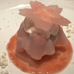 ルカンケ - 桜　抹茶　ルバーブ　桜のギュウヒ　インゲン豆のアイスが散らばる　抹茶ムース