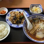Fukushou Chuukaryouri - 「今日のランチ」ニンニクラーメン、豚とキクラゲ炒め