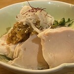 餃子食堂 つるかめ - 蒸し鶏生姜ネギダレ　650円（税込）