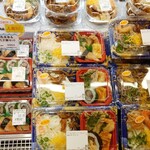 サカナ・クーテ - ショーケースには寿司･弁当･惣菜がいっぱい並んでいます (2024.05.09)