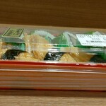 サカナ・クーテ - 国産鯖広島菜巻＆煮穴子握りセット (税込)864円 ※正面から (2024.05.09)