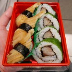 サカナ・クーテ - 国産鯖広島菜巻＆煮穴子握りセット (税込)864円 ※縦方向から撮影 (2024.05.09)