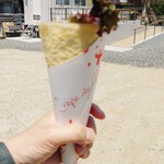CREPE DE GIRAFE - クレープ カルビ焼肉 (税込)700円 ※お店が背景 (税込)700円 (2024.05.10)