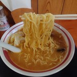 ラーメン松月 - みそラーメン_800円　天空麵リフト