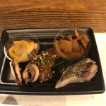 麹町いづみや しろ - [おつまみ：5品]・槍烏賊煮付け・さごしの燻製
      ・大分りゅうきゅう・自家製松前漬け・鮮魚の南蛮漬け