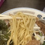 E-Chan Shokudou - 麺は中太でちぢれていて、もっちりしています。