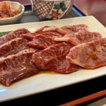 Taiyouen - 左から、ハラミ、ロース、カルビ。
                      食べ放題系の肉とは思えないクオリティ！
                      連れ曰く…流行りの大手食べ放題とは訳が違うらしい。
                      確かに激ウマ♡
                      特にロースが堪らん(*´﹃｀*)