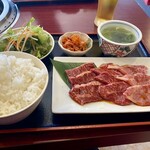 Taiyouen - ★焼肉盛合せランチ(ハラミ、ロース、カルビ)
                      ご飯は1回オカワリ無料。
                      正直...オカワリ何回でも無料だったら、お肉の単品追加オーダーも増えたりするハズなのにな～って思った。