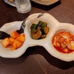 精肉卸問屋直営焼肉店 牛次郎 - キムチ盛合せ