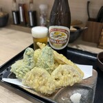 本格派博多うどん はし田たい吉 - 野菜天¥300、ごぼう天¥200、瓶ビール（中）¥600