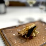 ウシマル - ウナギの下には、穀類。 これも鰻重への対抗心？ おもしろい。