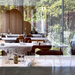 ウシマル - ガラスに外の風景が映り込んで、ちょっと不思議な絵面。 ここは店内、外を含めてフォトジェニックな店ですね。 これは、田舎であることの大きなメリット。